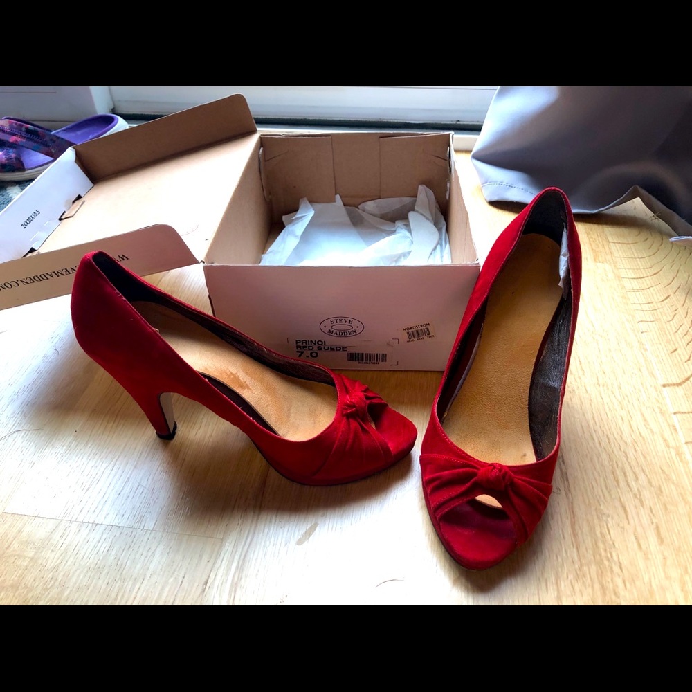 Steve Madden Suede Pumps